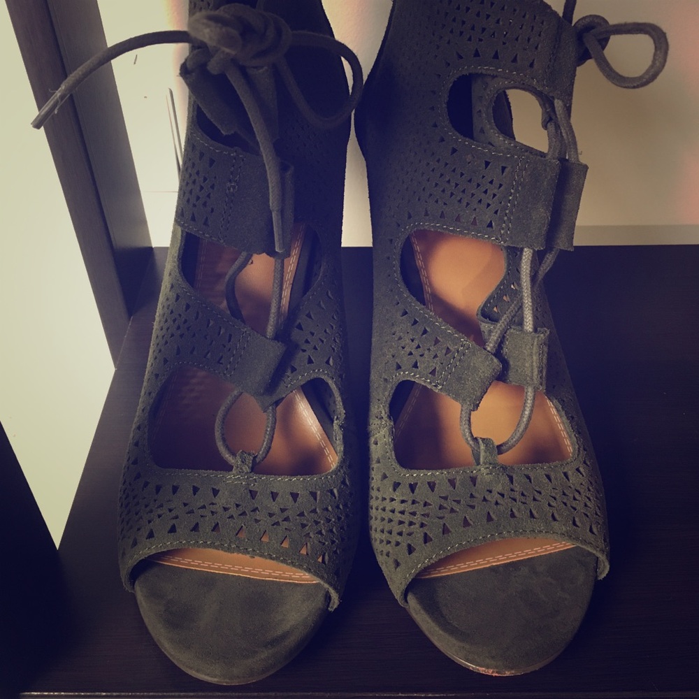 Crown Vintage olive suede booties, size 9